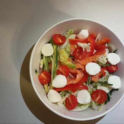 Салат с лососемв Сбалансированные тарелки по цене 690 ₽