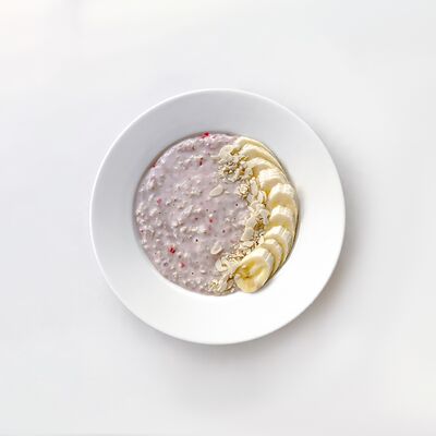 Каша овсяная с бананом и ягодами в Ava Restafe по цене 9 р.