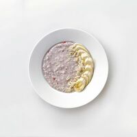 Каша овсяная с бананом и ягодами в Ava Restafe