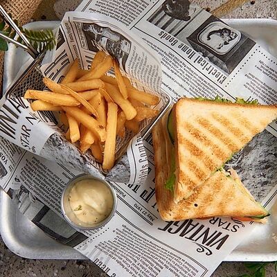 Сэндвич с беконом, фри, соус в Рестобар Ферум по цене 390