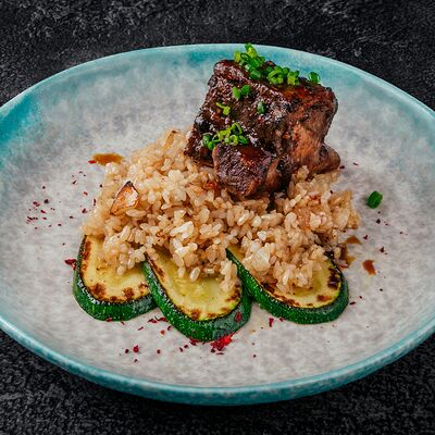 Говяжье ребро с рисом и чесноком в Sticks Sushi по цене 1100 ₽