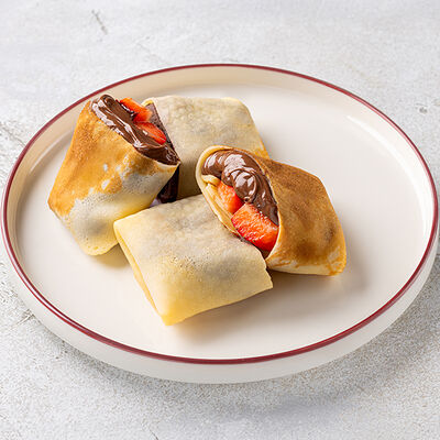 Блинчики с шоколадно-ореховой пастой Нутелла и клубникой в Шоколадница по цене 460 ₽