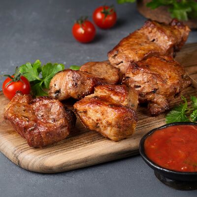 Шашлык из cвинoй шеи в Мясо на углях по цене 749 ₽