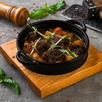 Томленая баранина в горшочке с овощами в Тимохин двор