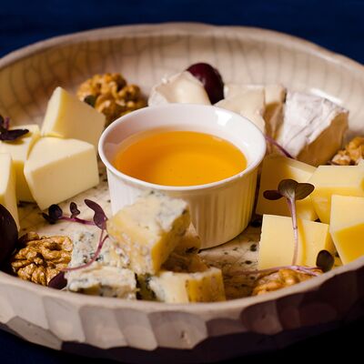 Сыр к вину в PlutuS Resto Club по цене 990 ₽