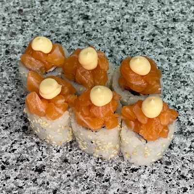 Ролл с тартаром из лосося в Yoshi sushi по цене 645 ₽