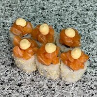 Ролл с тартаром из лосося в Yoshi sushi