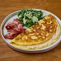 Омлет с мисо-кремом, беконом и рукколой в Клёво