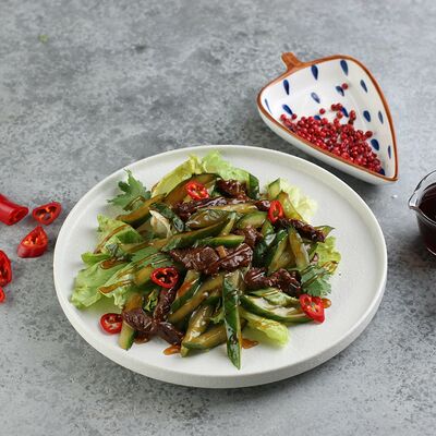 Салат с говядиной и битыми огурцами в Магбургер & Братья Караваевы по цене 209