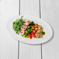 Салат с индейкой, рукколой и томатами в Перчини