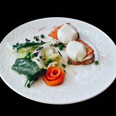 Два яйца пашот на тосте с томатами и форелью в Лаверна по цене 890 ₽