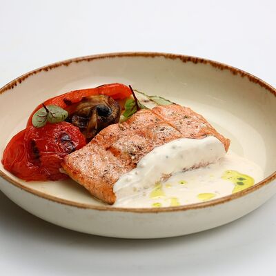 Спинка лосося с овощами гриль и сливочно-икорным соусом в Сытый кит по цене 1500 ₽