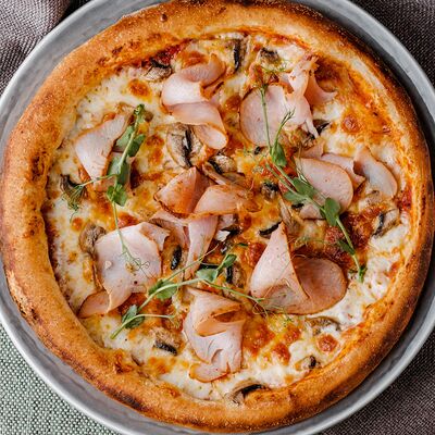 С пастрами из индейки и грибами в Лебовски Пицца и Боулинг по цене 730 ₽