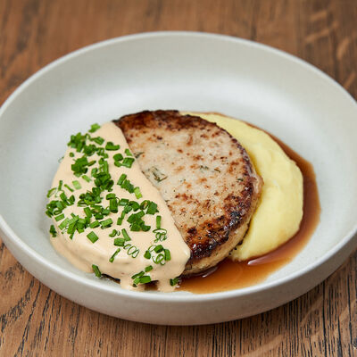 Свежеиспеченная котлета из индейки с японским соусом из печеного чеснока и картофельным пюре в Белок по цене 790 ₽