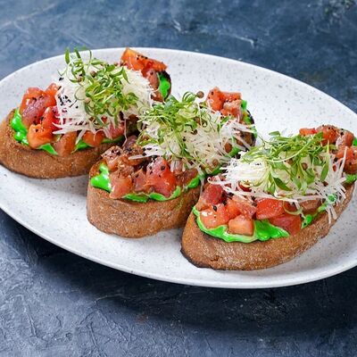 Брускетта с копченым тунцом в EVOO по цене 863 ₽