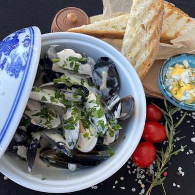 Мидии под сырным соусом с гренками в Мёд и мясо по цене 550 ₽