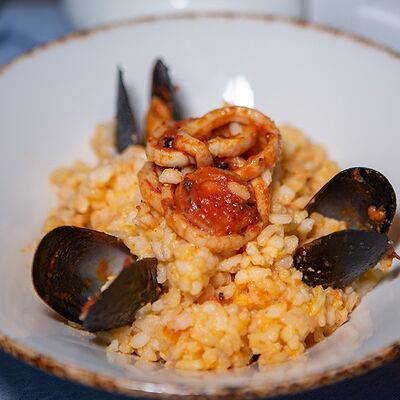 Ризотто с морепродуктами в Пармезан и пури по цене 475 ₽