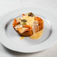 Бриошь с лососем и авокадо в Villa Pasta