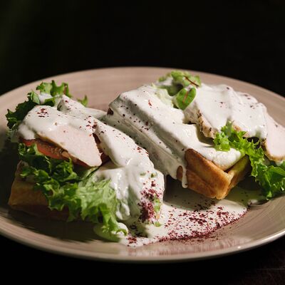 Вафля с курицей и творожным сыром в Эйнштейн Паб по цене 510 ₽