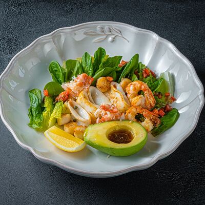 Большой Фирменный салат с морепродуктами в Florentini City Café по цене 2490 ₽