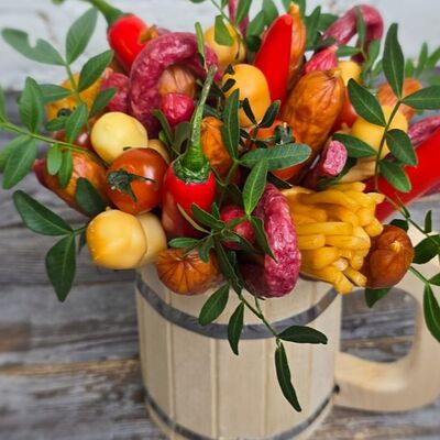 Мужской букет в бондарной кружке в Buketonline - Съедобные букеты и клубника в шоколаде по цене 6490 ₽