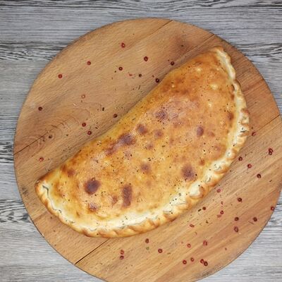 Деревенская закрытая пиццав Чешский дворик по цене 450 ₽