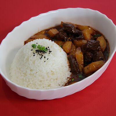 Курица с овощами в остро-сладком соусе с чесночным рисом в Китайская столовая по цене 569 ₽