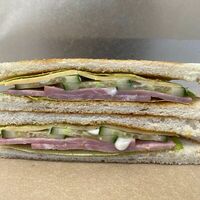 Сэндвич с ветчиной и сыром в Coffee Pot