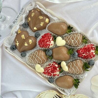 Клубника в шоколаде + дубайский шоколад в Bloom House по цене 2850 ₽
