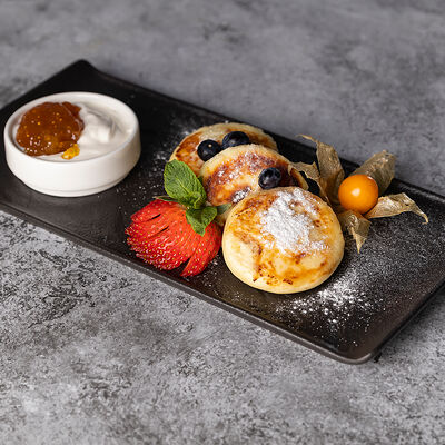 Сырники со сметаной и джемом в Море Есть по цене 530 ₽