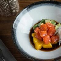 Севиче из лосося, манго и спелого авокадо в More More