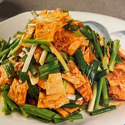 Салат с говядиной, кинзой, луком зеленым и соевым соусом в Дон Фан по цене 1079 ₽