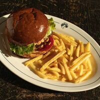 Чизбургер Mamie в Mamie bistro