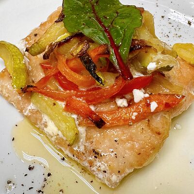 Горбуша с овощами и соусом (обеденное меню) в Кафе Театральное по цене 215 ₽