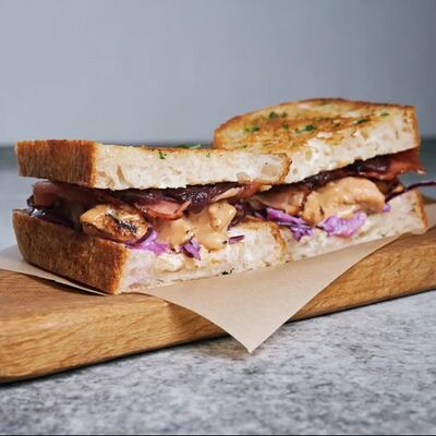 Сендвич с курицей и карамельным беконом в Гастропаб Дабл Эль по цене 730 ₽