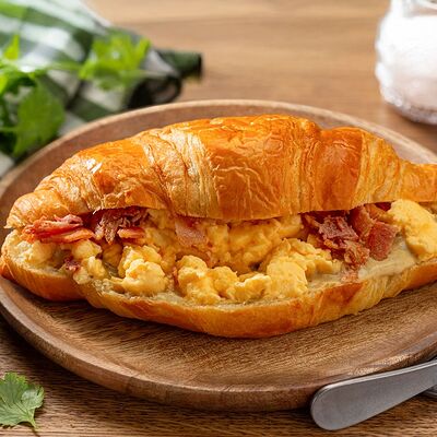 Круассан английский завтрак с беконом и яйцом в Шоколадница по цене 390 ₽