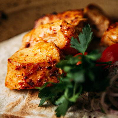 Шашлык из филе курицы в томатном соусе в Хинкальная Сациви по цене 905 ₽