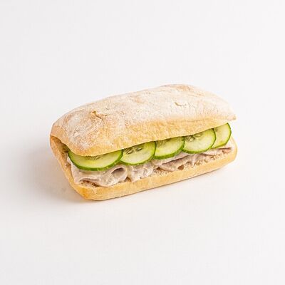 Сэндвич с индейкой и двумя видами огурца в соусе тоннато в Британские Пекарни по цене 350 ₽