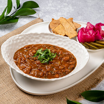 Красное лобио с кукурузными чипсами и соленьями в Ресторан Батони по цене 560 ₽