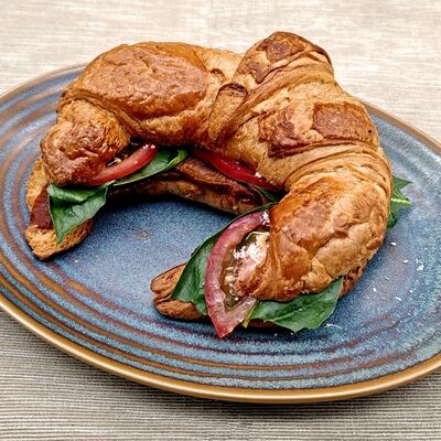 Круассан с томлеными щечками в Кафе-пекарня Susser по цене 550 ₽