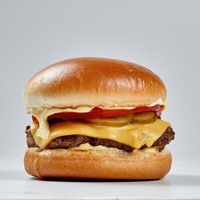 Чизбургер в Братья Чарзи по цене 479 ₽