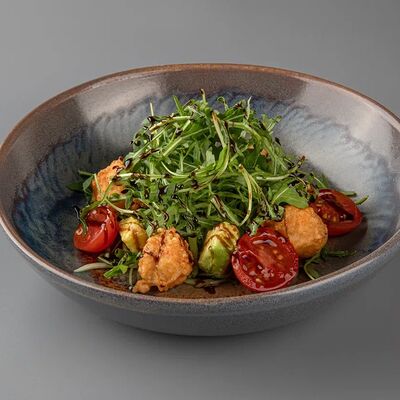 Салат с креветочными пончиками, сыром страчателла и руколойв Том Янг Бар по цене 580 ₽