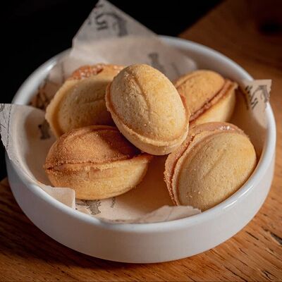 Орешки с вареной сгущенкой в Раковая на Петроградке по цене 650 ₽