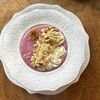 Розовая манная каша со взбитыми сливками и печеньем в Cook cafeshop по цене 450