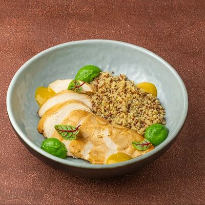 Куриная грудка с киноа и соусом Сальса-Верде в Гастробар Дружба по цене 750 ₽