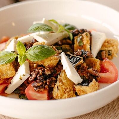 Салат с баклажанами, томатами и фетой в Papi по цене 16 р.