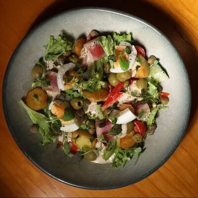 Нисуаз с желтоперым тунцом и соусом тоннато в Три Б по цене 880 ₽