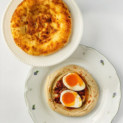 Хумус с томатами и лепешкой в Ava bistro по цене 670 ₽