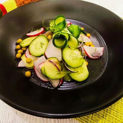 Салат из сезонных овощей с ароматным масломв Грильфуд по цене 340 ₽