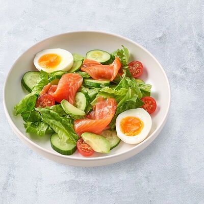 Салат с форелью и апельсиновым соусом в Vaffel по цене 810 ₽